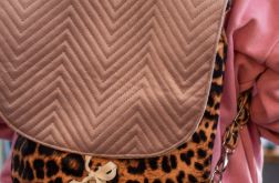 Welurowy plecak z klapą panterka