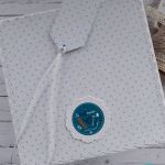 Kartka na roczek dla chłopca z misiem, personalizacja - Tył kartki i tył etykietki