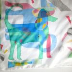Kolorowe psy, jedwabna chusta malowana - Kolorowe psy, ręcznie malowana chusta jedwabna