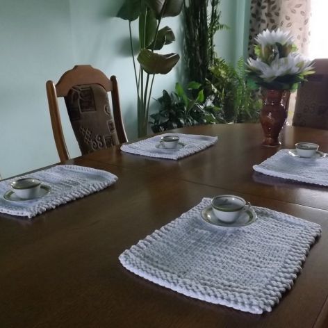 Eleganckie białe podkładki na stół