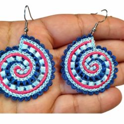 Haftowane kolczyki spiralki w odcieniach niebieskiego