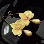Kolczyki orchidee ze szklaną kroplą w delikatnym odcieniu złota - złote kolczyki orchidee