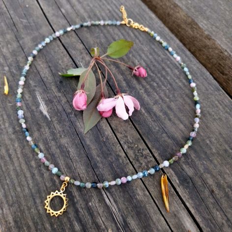 ENERGIA SŁOŃCA I RÓWNOWAGA EMOCJI. Naszyjnik z kamieni naturalnych