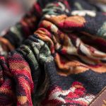 Czarny żakardowy workoplecak z kieszeniami w kwiaty I - 