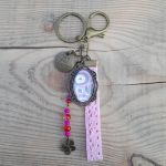 Brelok Live Your Dream z różową koronką i charmsami - 4