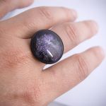 Duży pierścionek z kosmosem, fuchsia - Malunek nawiązuje do kosmosu