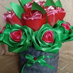 Flover box z róż ze wstążki satynowej. - 