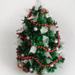Bożonarodzeniowa dekoracja z szyszek - Choinka z szyszek z srebrno-czerwonymi dodatkami