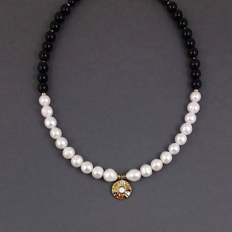 Naszyjnik z dużymi perłami.