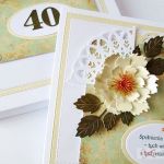 Kartka URODZINOWA z kremowym kwiatem - Kremowo-zielona kartka na urodziny w pudełku