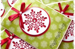 Kartka świąteczna ze śnieżynkową bombką