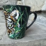 Czarny, porcelanowy kubek Tygrys w trawie  - 