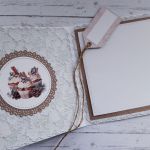 Kartka urodzinowa (lub na inną okazję) z zimowymi różami i gałązkami świerku - Wnętrze kartki i przód etykietki