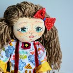 Lalka ręcznie malowana Rozalka 50 cm + brelok - Wyjątkowa lalka ręcznie malowana w zestawie z brelokiem z domkiem - takim jak na jej bluzce