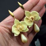 Kolczyki orchidee ze szklaną kroplą w delikatnym odcieniu złota - złote kolczyki orchidee
