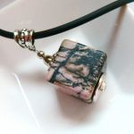 Rodonit naturalny, kamień równowagi - wisiorek dla minimalistki - 