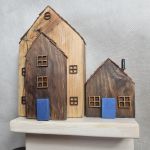 Domki drewniane na klucze z niebieskimi drzwiami  hand made - 