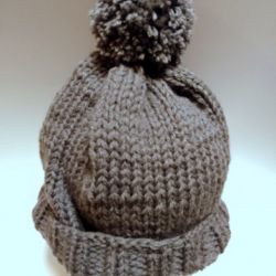 Zimowa damska czapka z dużym pomponem