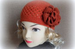 Czapka z rudym kwiatkiem