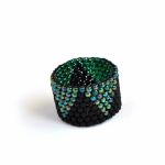 pierścionek koralikowy czarno-zielony - pierścionek na prezent