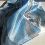 Niebieska Roślinna, Niebiesko-szara malowana chusta z dekoracją roślinną, chusta z naturalnego jedwabiu - Niebiesko-szara malowana chusta z dekoracją roślinną, chusta z naturalnego jedwabiu  RozynekArt