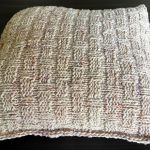 Dekoracyjna poduszka robiona na drutach z owczej wełny. - 