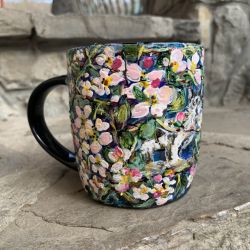 Czarny, porcelanowy kubek ręcznie malowany Kot na jabłoni 