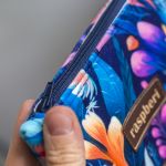 Etui na klucze z granatowego weluru w różowe i fioletowe kwiaty I - 