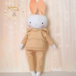 Króliczek Eddie w beżowym dresiku przytulanka - 