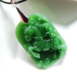 Jadeit chiński zielony, rzeźbiony wisiorek