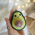 Brelok awokado, Brelok do kluczy, Brelok dla dziecka - Breloczek ma małe czarne plastikowe oczy na bezpiecznym mocowaniu.