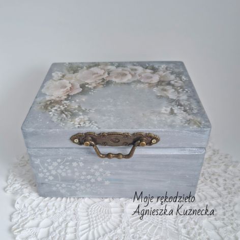 Srebrzysta szkatułka