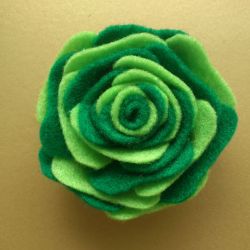 Broszka z filcu - zielona cieniowana róża