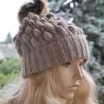 Czapka bąblowa z pomponem w kolorze beżowym - czapka z pomponem