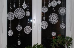 Okienna łąka kwiatów - zestaw dekoracyjny na okno, rękodzieło na szydełku