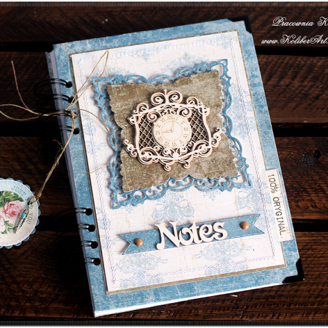 Niebieski Notes z ornamentem i zegarem