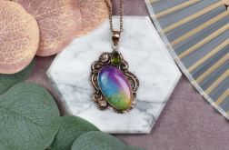 Miedziany ozdobny wisiorek z tęczowym kwarcem solarnym i peridotem #549