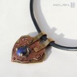 Tarczowiec z lapisem - wisor z miedzi i mosiądzu