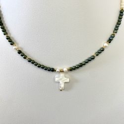 Naszyjnik z krzyżykiem i perłami 