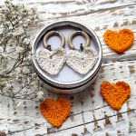 Kolczyki serduszka szydełkowe z zapięciem z emalii - białe - 