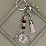 Brelok Pudrowy Kwiat – ręcznie robiona ozdoba z chwostem - 3