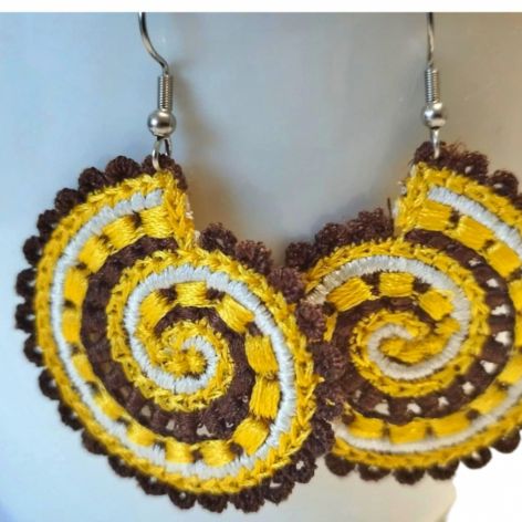 Haftowane kolczyki spiralki- odcienie żółtego z brązem