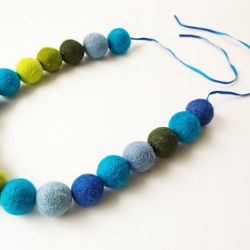 Długie korale z filcu Hand Made