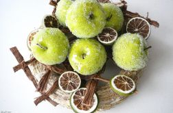 Zielone jabłka w plastrach limonki