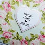 Kartka na ślub z wiankiem różami romantyczna  - Pamiątka ślubu z sercem i imionami