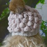 Czapka bąblowa z pomponem w kolorze beżowy - różowa czapka