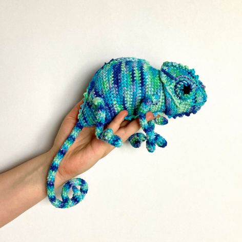 Zielono-niebieski kameleon szydełkowy