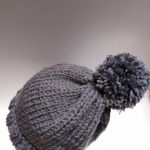 Zimowa damska czapka z dużym pomponem - splot gładki prawy dżersejowy