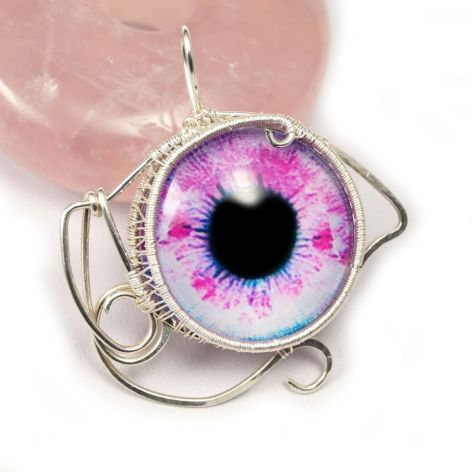 Oko, Srebrny wisior z różowym okiem