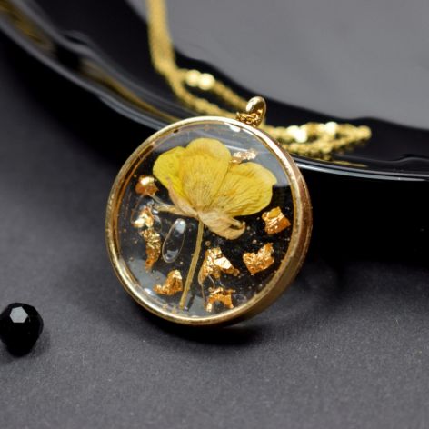Naszyjnik z żywicy z żółtym kwiatem i płatkami złota